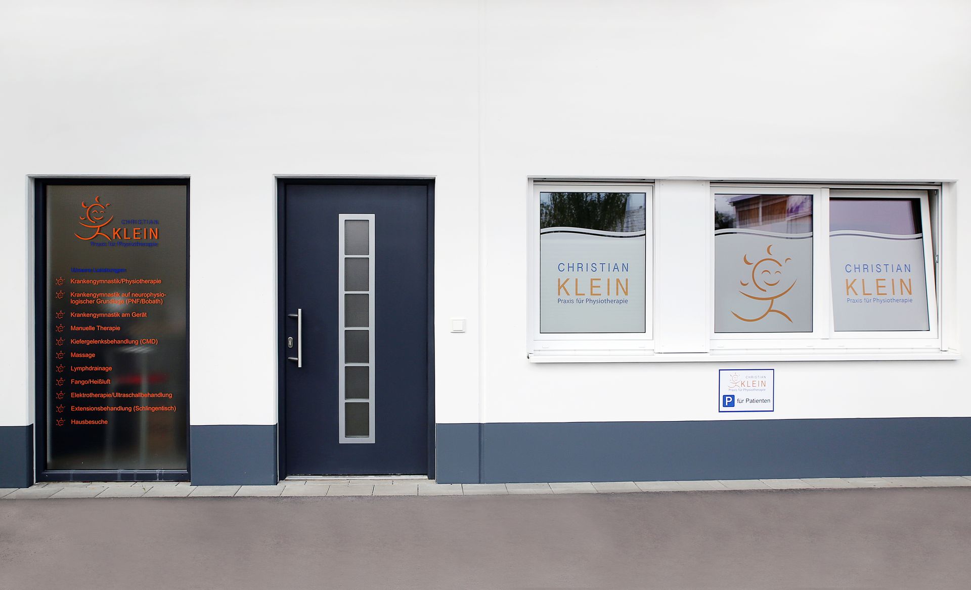 Praxis Christian Klein – Hauseingang und Patientenparkplätze in der Ottostraße 5